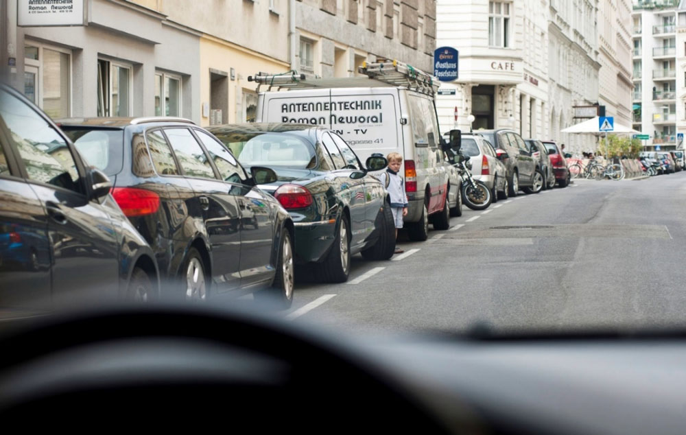 Was kann der sich nähernde Autofahrer oder die sich nähernde Autofahrerin wahrnehmen? Dadurch, dass der Kopf des Kindes auf Höhe des Seitenspiegels des parkenden Kfz ist, hat auch der oder die Fahrer:in Mühe, das Kind gut und vor allem rechtzeitig wahrzunehmen.