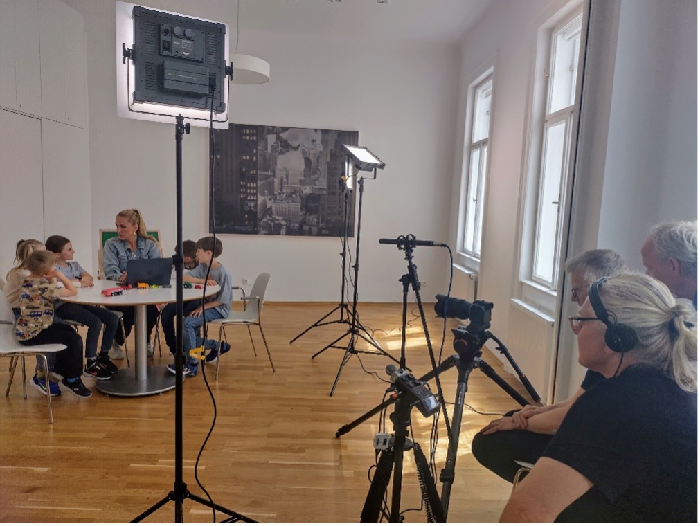 Dreharbeiten zum Verkehrsgeräusche-Quiz: Vier Kinder und eine erwachsene Person stellen gemeinsam verschiedene Verkehrsgeräusche nach.