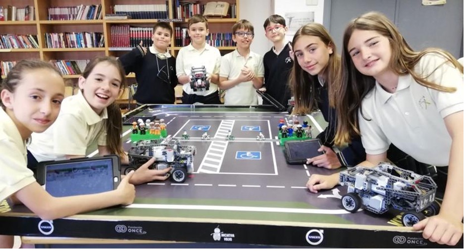 Junge Teilnehmer:innen der Initiativa Volvo mit ihren Roboter-Fahrzeugen