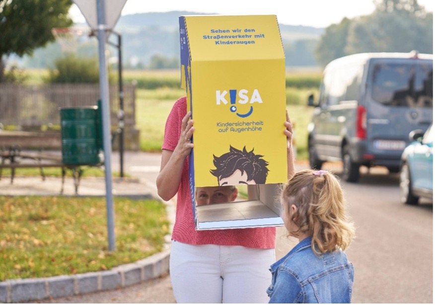 Abbildung eines vom Radland Niederösterreich entwickelten Periskops, das mit zwei präzise angeordneten Spiegeln den Blick auf Kinderniveau lenkt und sowohl die Sichthöhe als auch das Sichtfeld entsprechend reduziert.