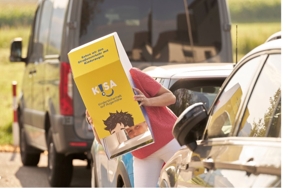 Das vom Radland Niederösterreich entwickelte Periskop lenkt mit zwei präzise angeordneten Spiegeln den Blick auf Kinderniveau und reduziert sowohl die Sichthöhe als auch das Sichtfeld entsprechend.