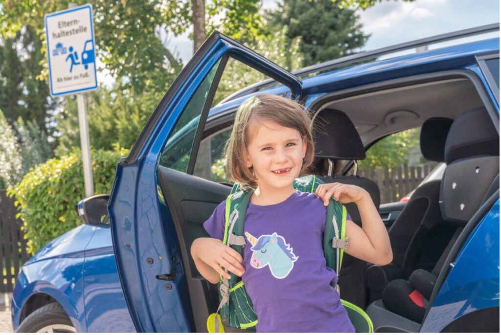 Schülerin bei Elternhaltestelle der Volksschule Gainfarn © Mobilitätsmanagement NÖ der NÖ.Regional