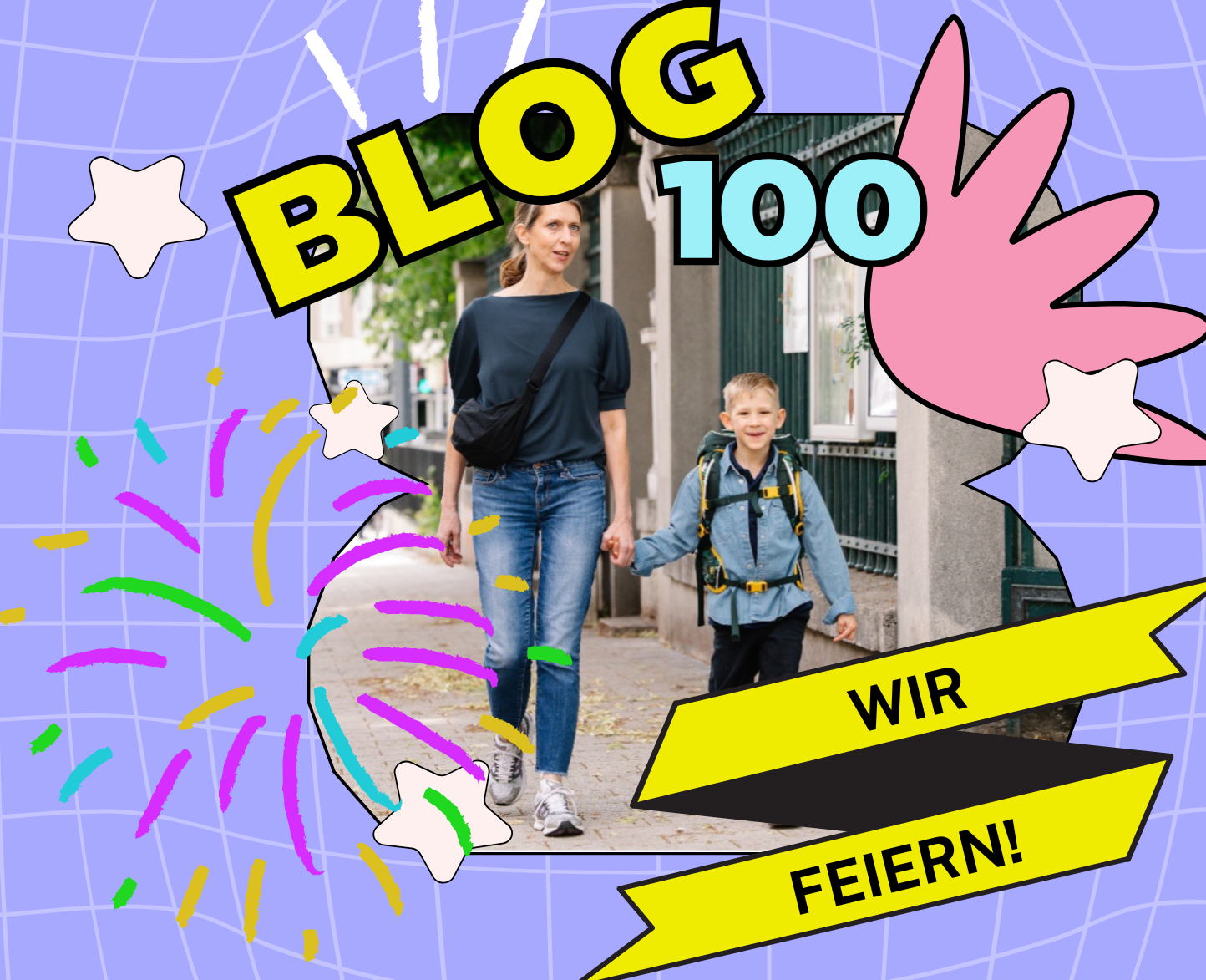 Mutter spaziert mit Kind an der Hand auf Gehweg