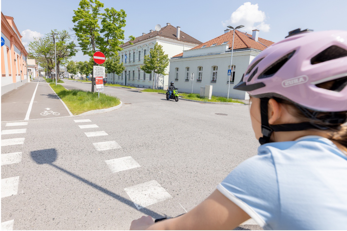 Die Abbildung zeigt die Ausgangssituation eines radfahrenden Mädchens an einer Kreuzung, die es queren möchte. Siehst du wirklich, was ich sehe?-die neue Mobilitätsapp