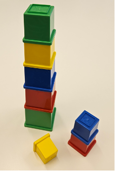 Mehrere bunte Bauklötze sind zu einem hohen Turm gestapelt.