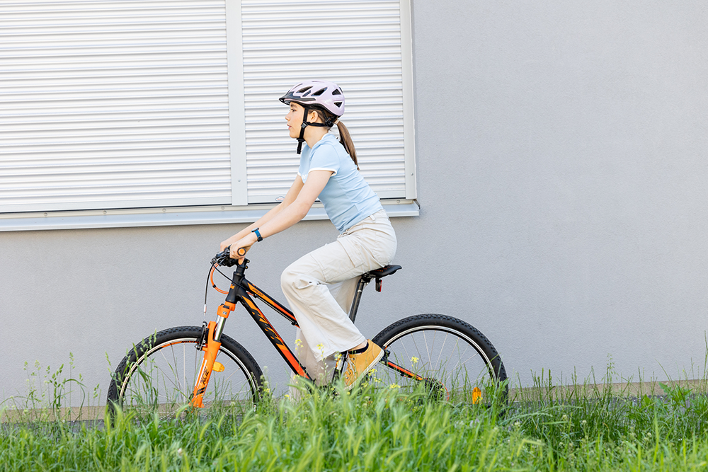 Mädchen fährt Fahrrad