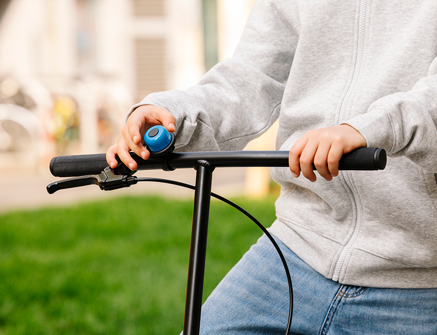 Junge auf Roller hält Klingel_© Alek Kawka